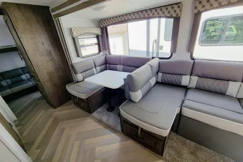 Ellie- Luxury camping with plenty of space 