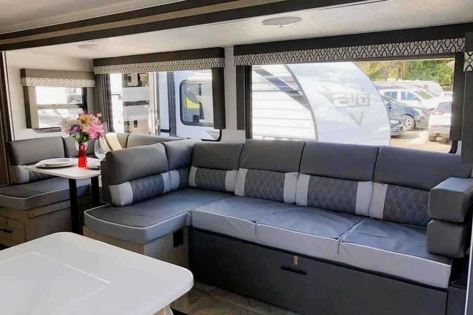 Ellie- Luxury camping with plenty of space 