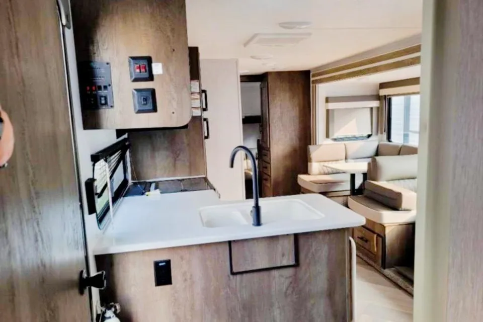 Ellie- Luxury camping with plenty of space 