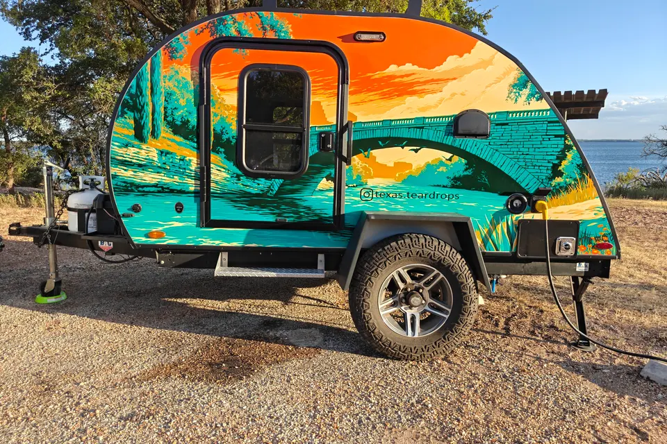 Sunset Teardrop Retreat — A/C, Pet-Friendly, Cozy Galley