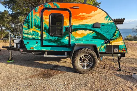 Sunset Teardrop Retreat — A/C, Pet-Friendly, Cozy Galley