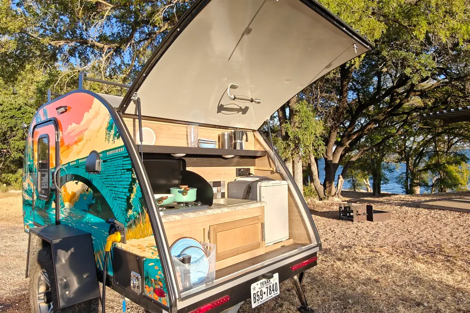 Sunset Teardrop Retreat — A/C, Pet-Friendly, Cozy Galley