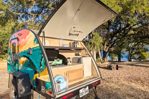 Sunset Teardrop Retreat — A/C, Pet-Friendly, Cozy Galley
