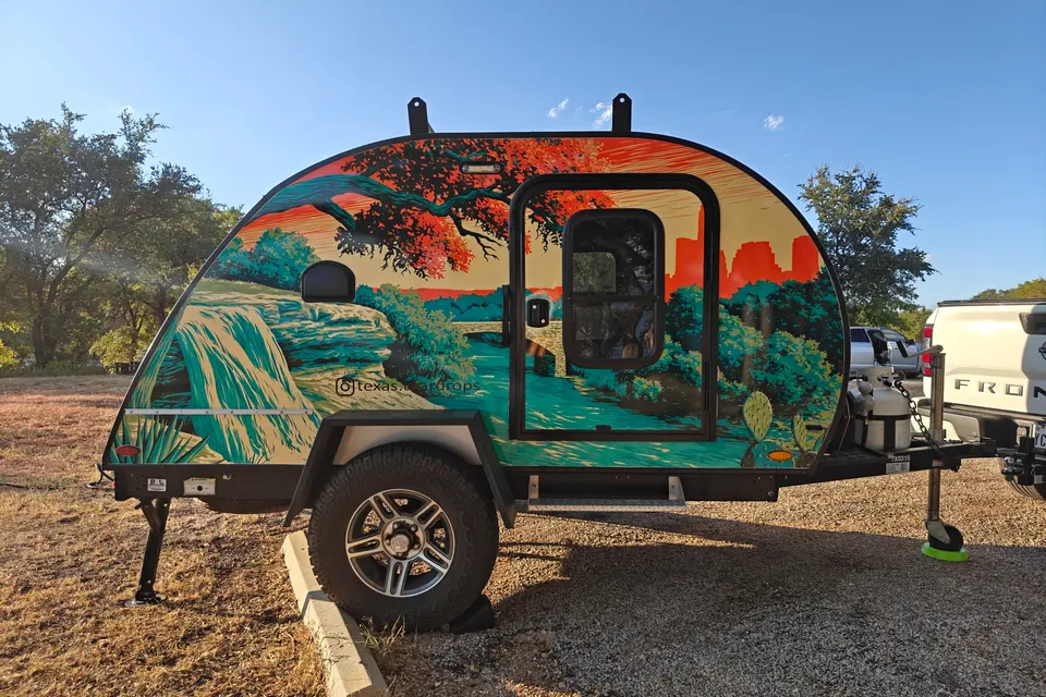 Sunset Teardrop Retreat — A/C, Pet-Friendly, Cozy Galley
