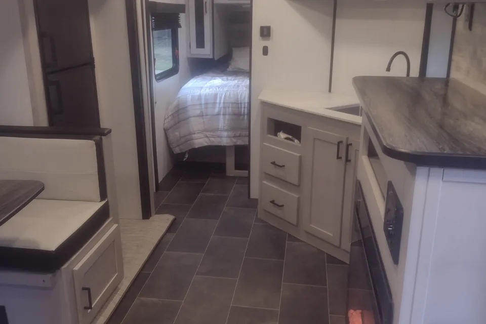 Mallard with Bunks and King bed: No Prep fee. Fully Equipped: Delivery Avail. ($85)