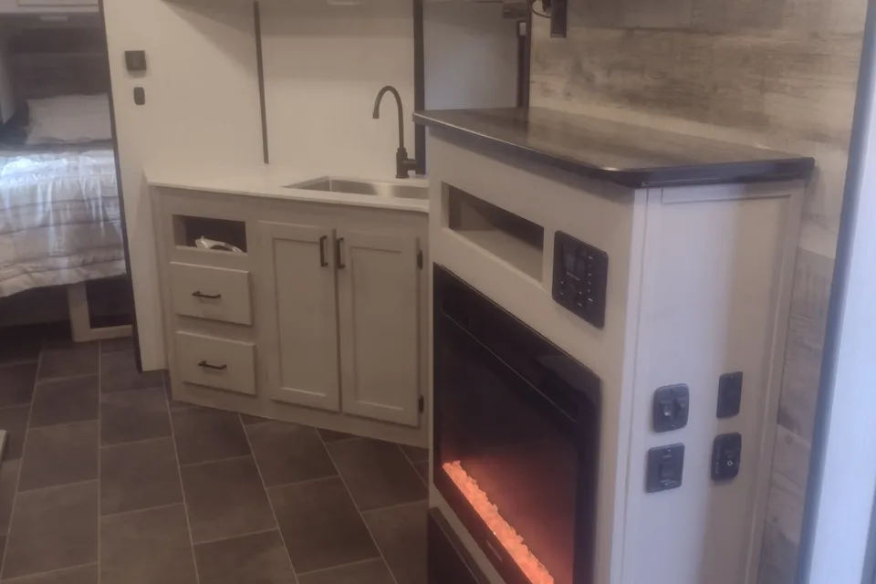 Mallard with Bunks and King bed: No Prep fee. Fully Equipped: Delivery Avail. ($85)