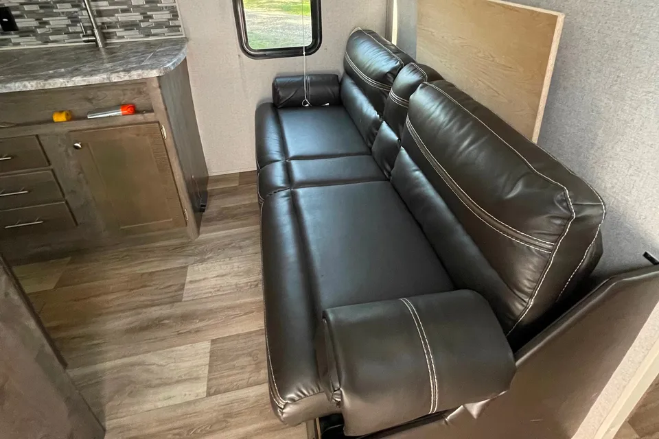 27ft Aspen Trail - No slide, sleeps 6-8