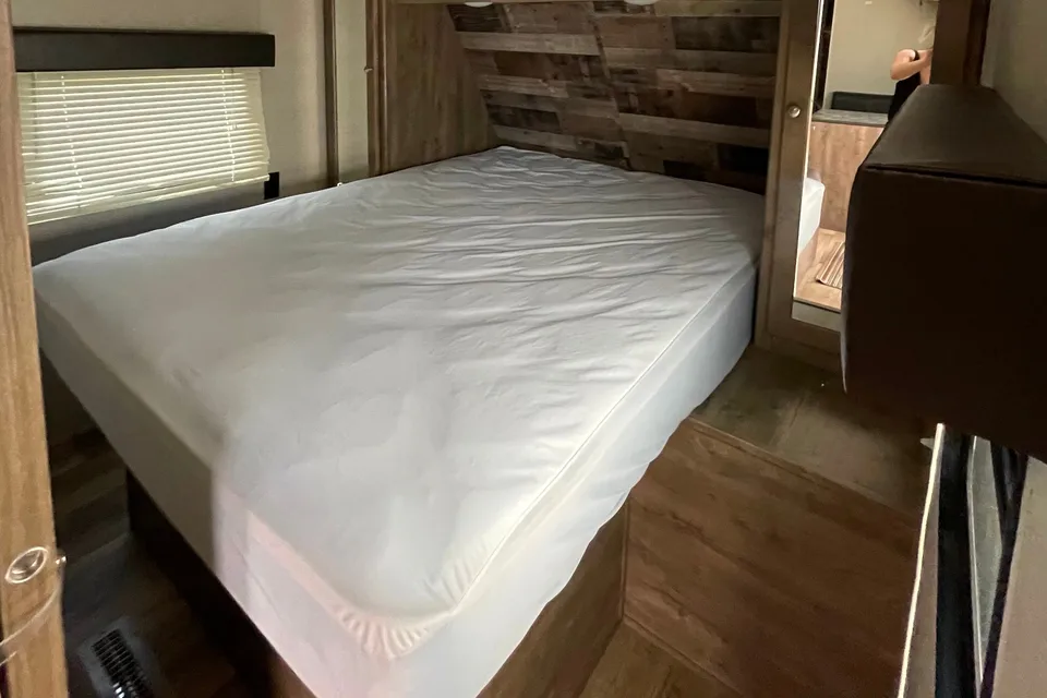 27ft Aspen Trail - No slide, sleeps 6-8