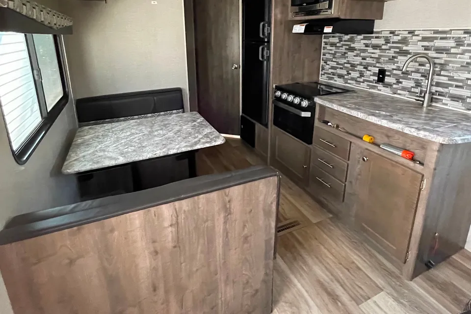 27ft Aspen Trail - No slide, sleeps 6-8