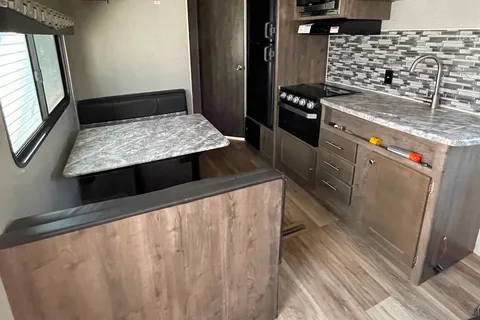 27ft Aspen Trail - No slide, sleeps 6-8 