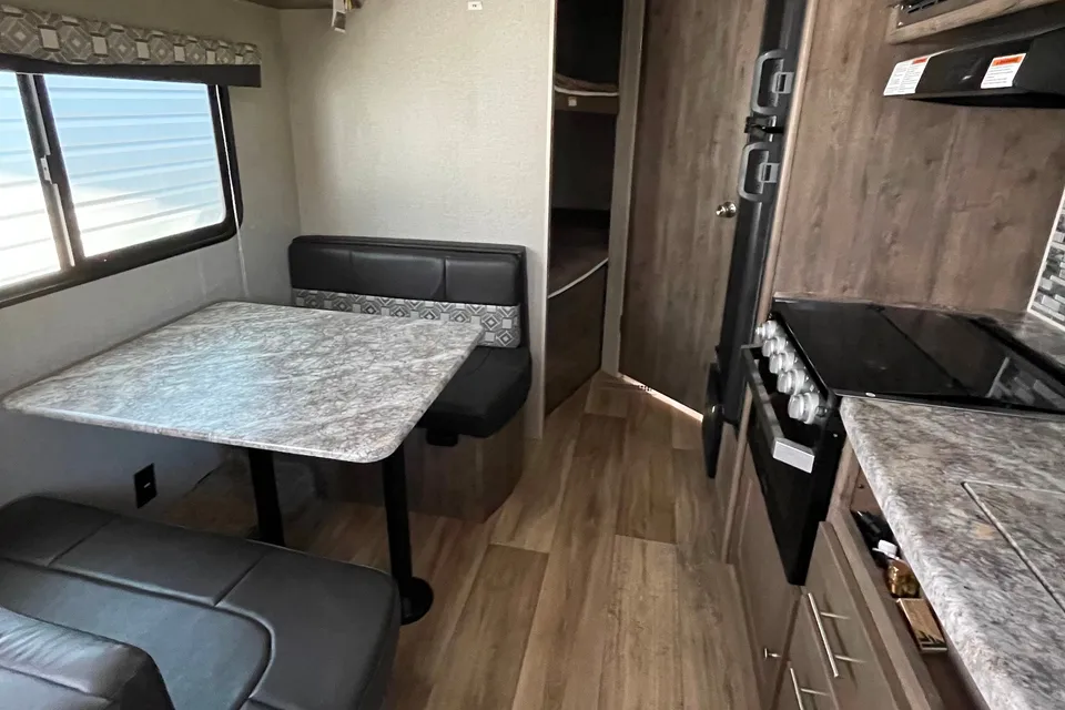 27ft Aspen Trail - No slide, sleeps 6-8