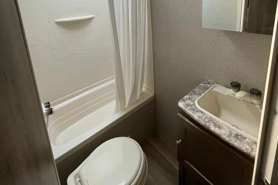 27ft Aspen Trail - No slide, sleeps 6-8