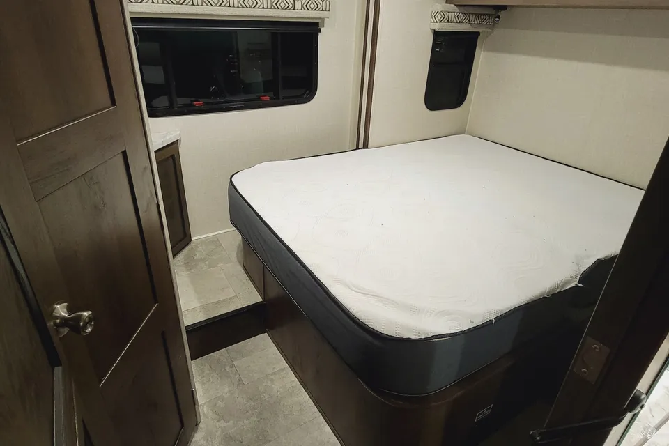 The Silver Star Suite - Double-Slide Deluxe Mercedes Benz Prism 2300DS Exclusive Rental