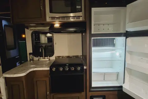 The Silver Star Suite - Double-Slide Deluxe Mercedes Benz Prism 2300DS Exclusive Rental