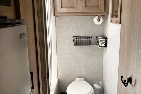 Adventure-Ready Geo Pro 20BHS! Easy to Tow. Sleeps 6