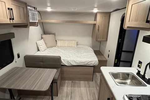 Coleman 17B Travel Trailer