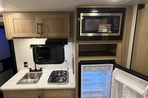 Coleman 17B Travel Trailer