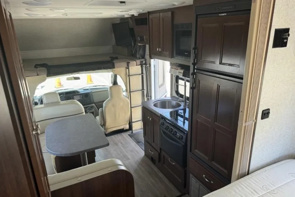 Forest River 2300 Sunseeker Class C