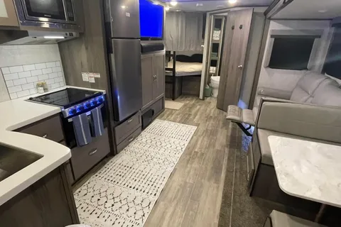 King Bed! Sleeps 8! Delivery & Setup! Luxury Setup!