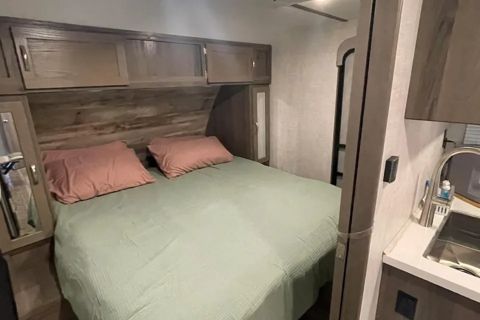 King Bed! Sleeps 8! Delivery & Setup! Luxury Setup!