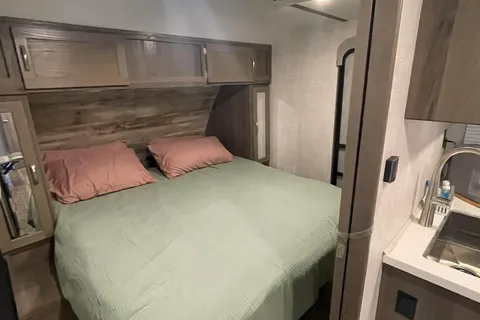 King Bed! Sleeps 8! Delivery & Setup! Luxury Setup!
