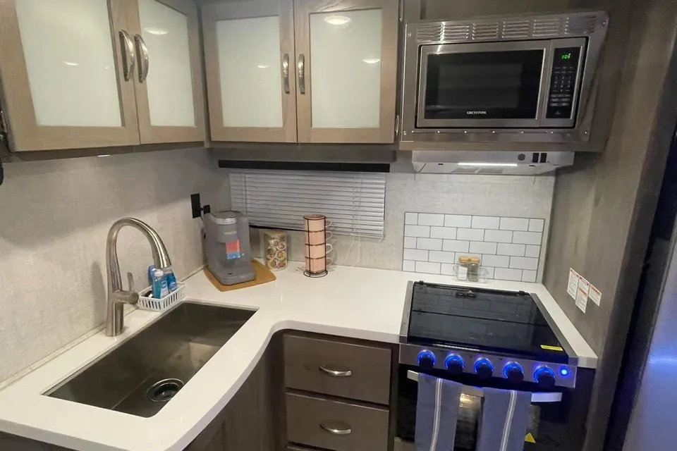 King Bed! Sleeps 8! Delivery & Setup! Luxury Setup!