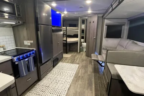 King Bed! Sleeps 8! Delivery & Setup! Luxury Setup!