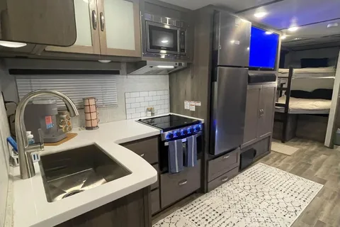 King Bed! Sleeps 8! Delivery & Setup! Luxury Setup!