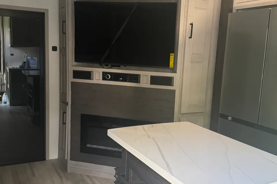 2025 Kings Kastle RV Dog friendly, DELIVER AND SET UP ONLY