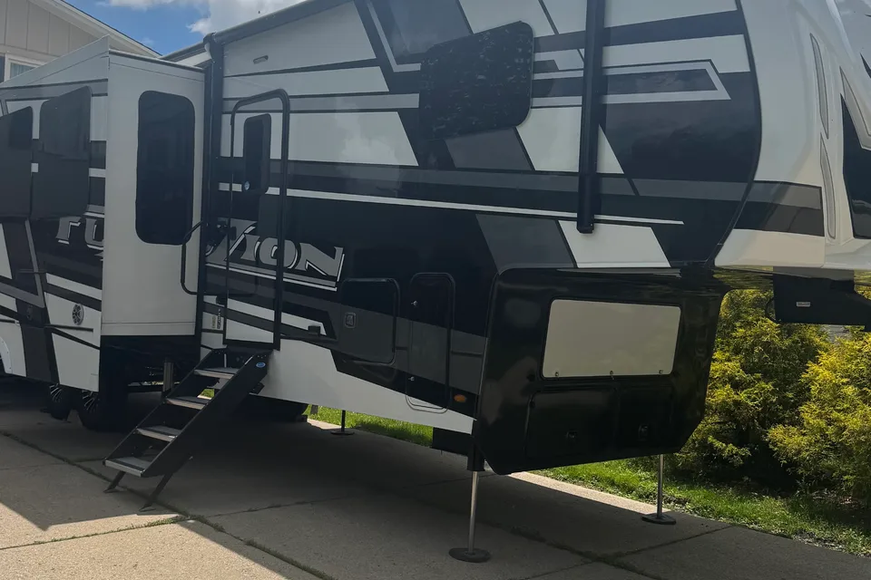 2025 Kings Kastle RV Dog friendly, DELIVER AND SET UP ONLY