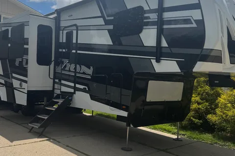 2025 Kings Kastle RV Dog friendly, DELIVER AND SET UP ONLY