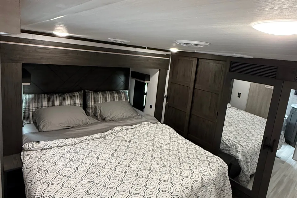 2025 Kings Kastle RV Dog friendly, DELIVER AND SET UP ONLY