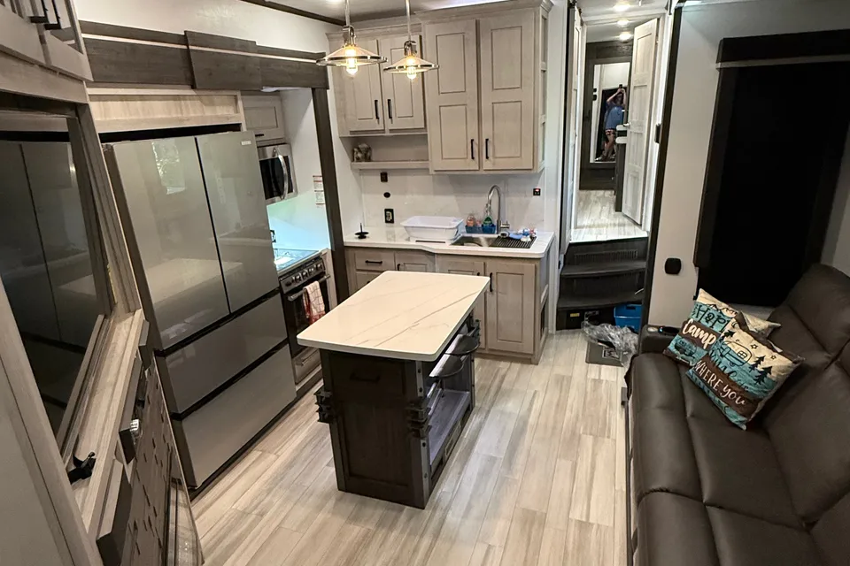 2025 Kings Kastle RV Dog friendly, DELIVER AND SET UP ONLY