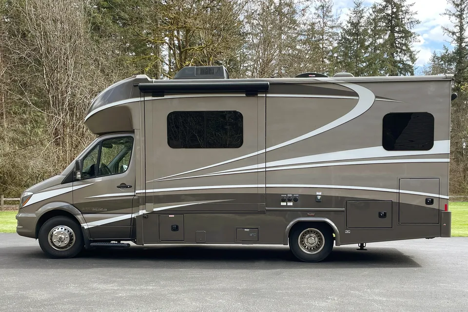 2017 Diesel Dynamax Isata 3 Class C