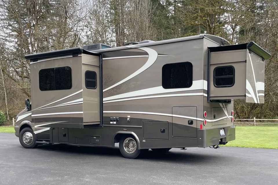 2017 Diesel Dynamax Isata 3 Class C