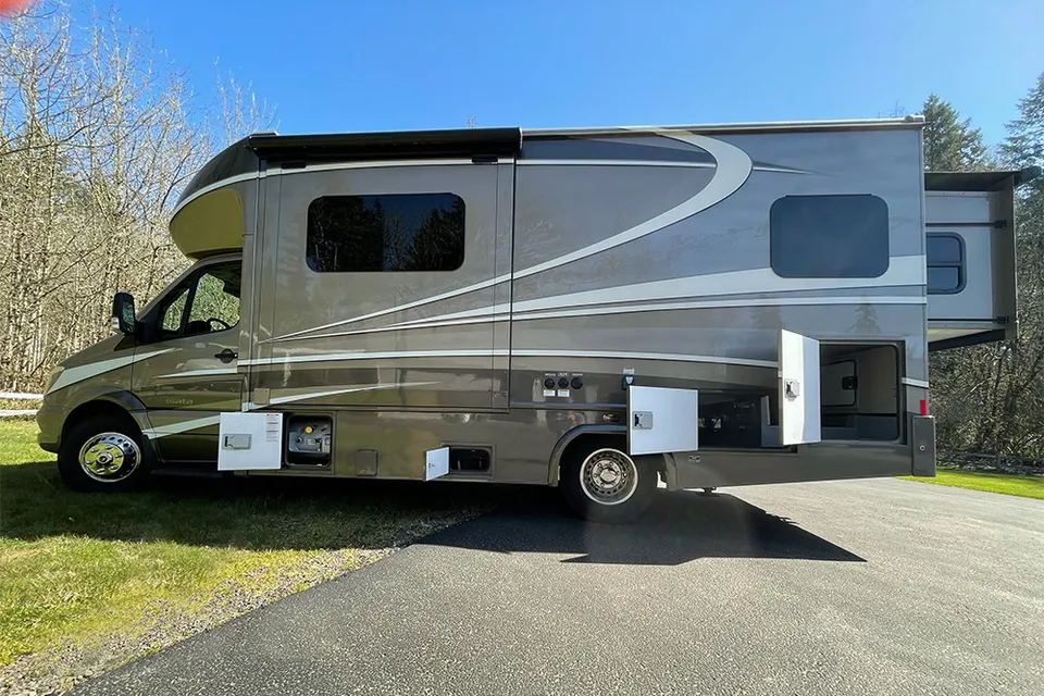 2017 Diesel Dynamax Isata 3 Class C