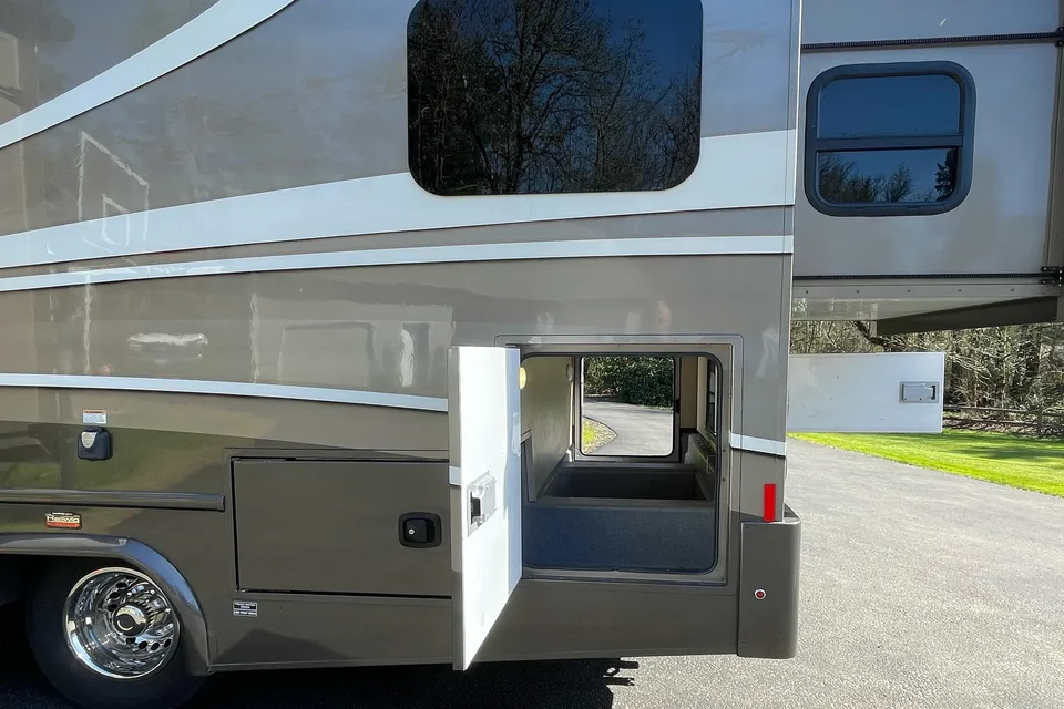 2017 Diesel Dynamax Isata 3 Class C