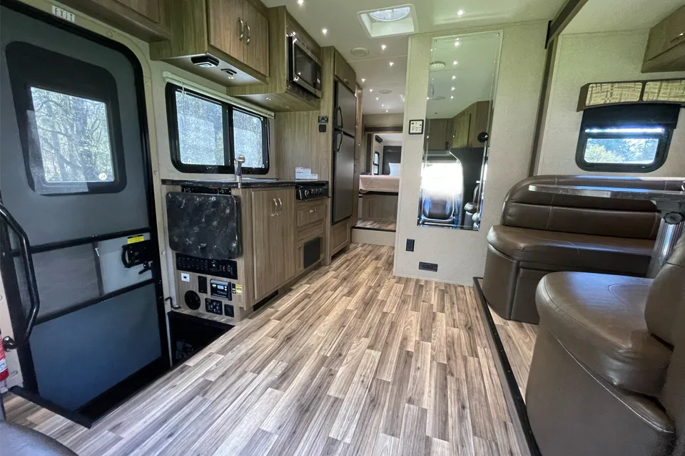 2017 Diesel Dynamax Isata 3 Class C