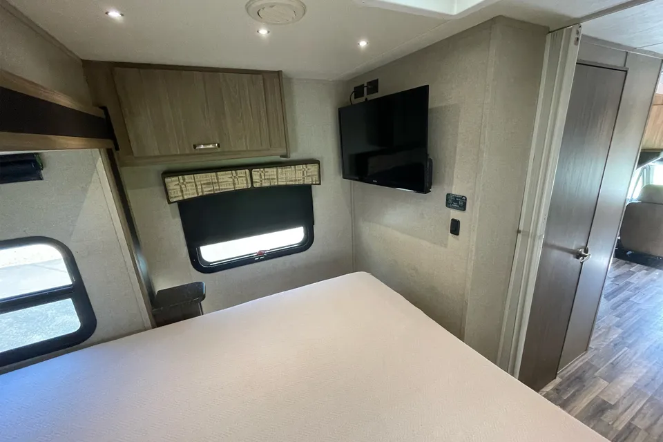 2017 Diesel Dynamax Isata 3 Class C