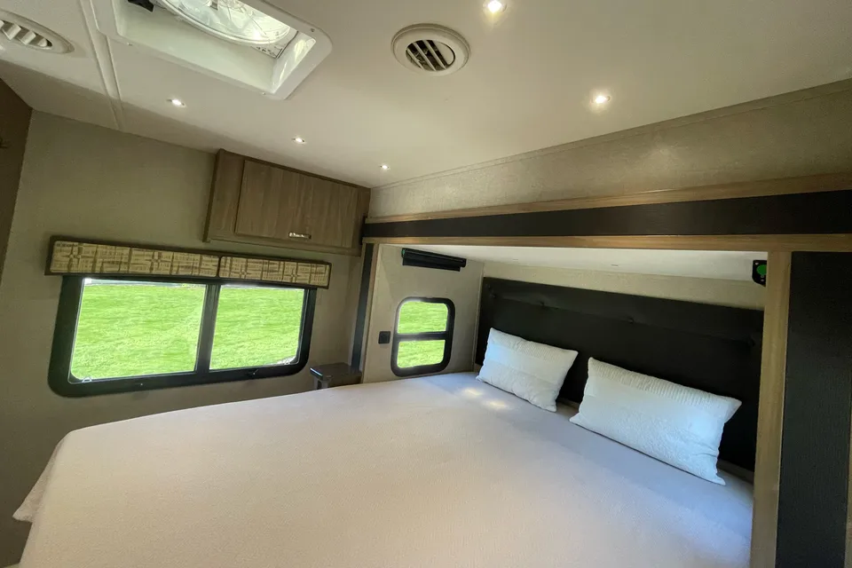 2017 Diesel Dynamax Isata 3 Class C