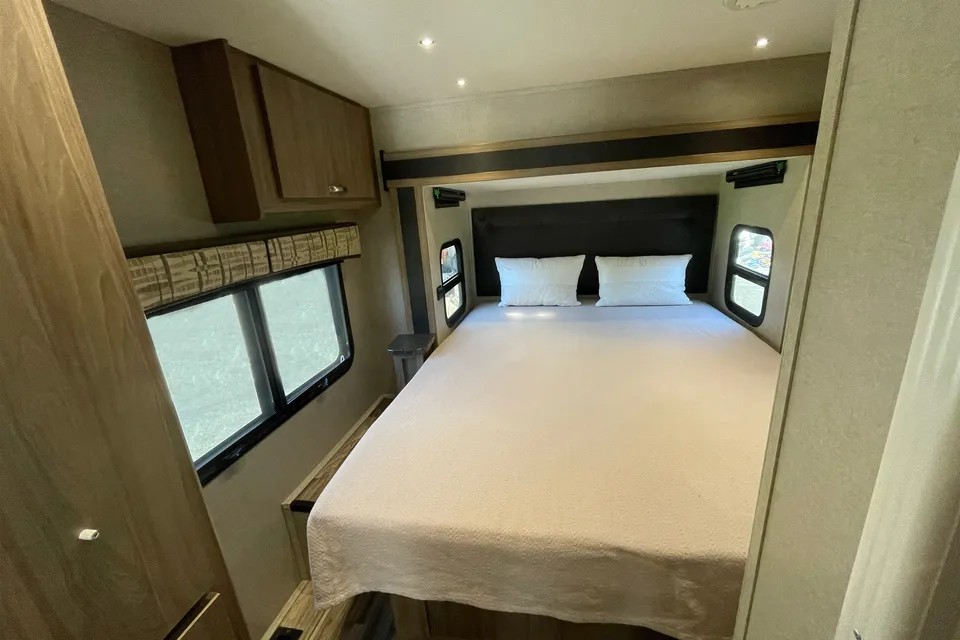2017 Diesel Dynamax Isata 3 Class C