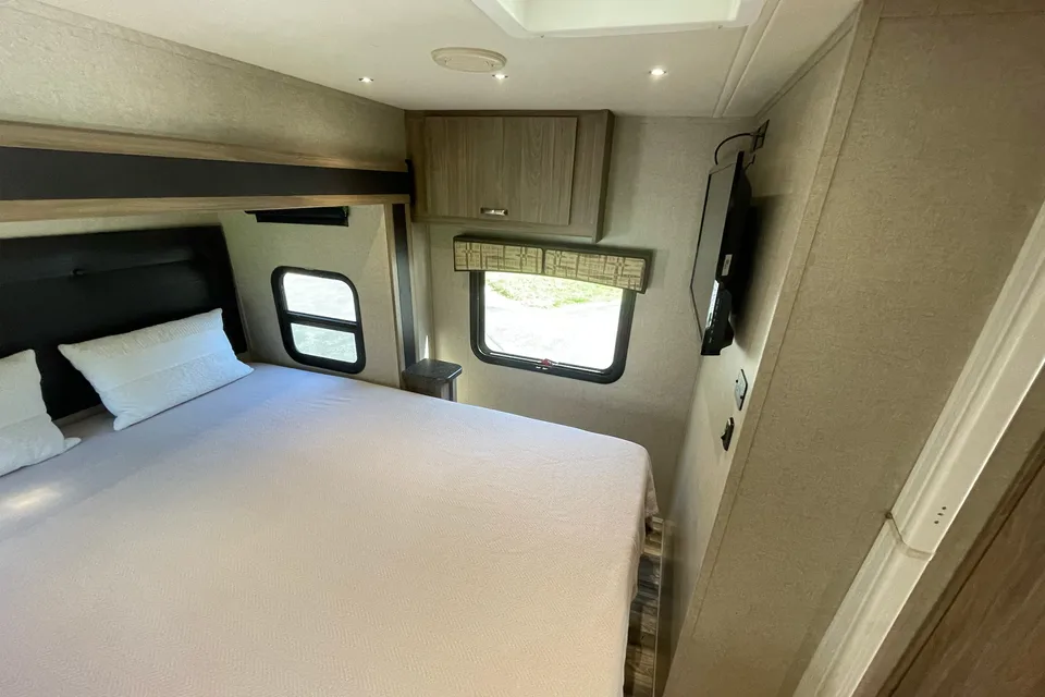 2017 Diesel Dynamax Isata 3 Class C