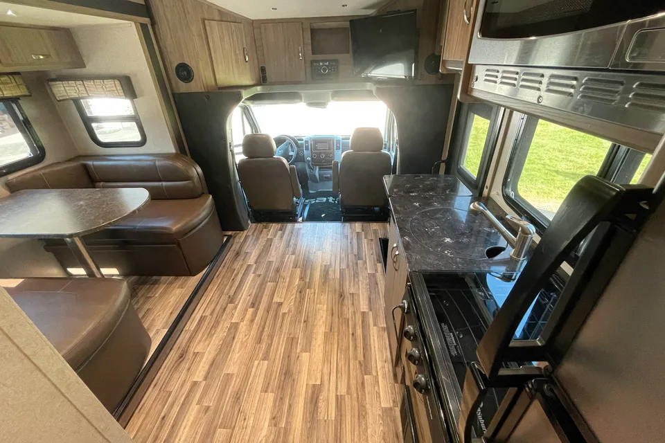 2017 Diesel Dynamax Isata 3 Class C
