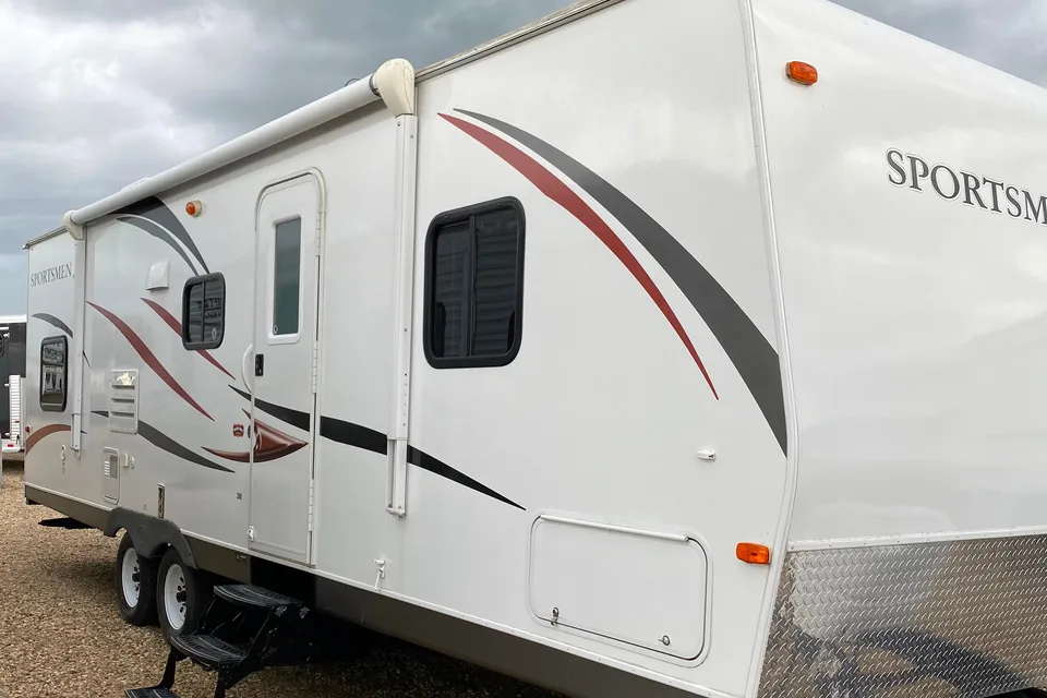 Hilary the 2nd - Clean 28’ Travel Trailer