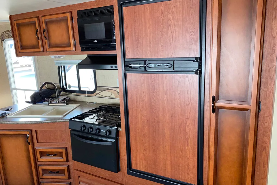 Hilary the 2nd - Clean 28’ Travel Trailer