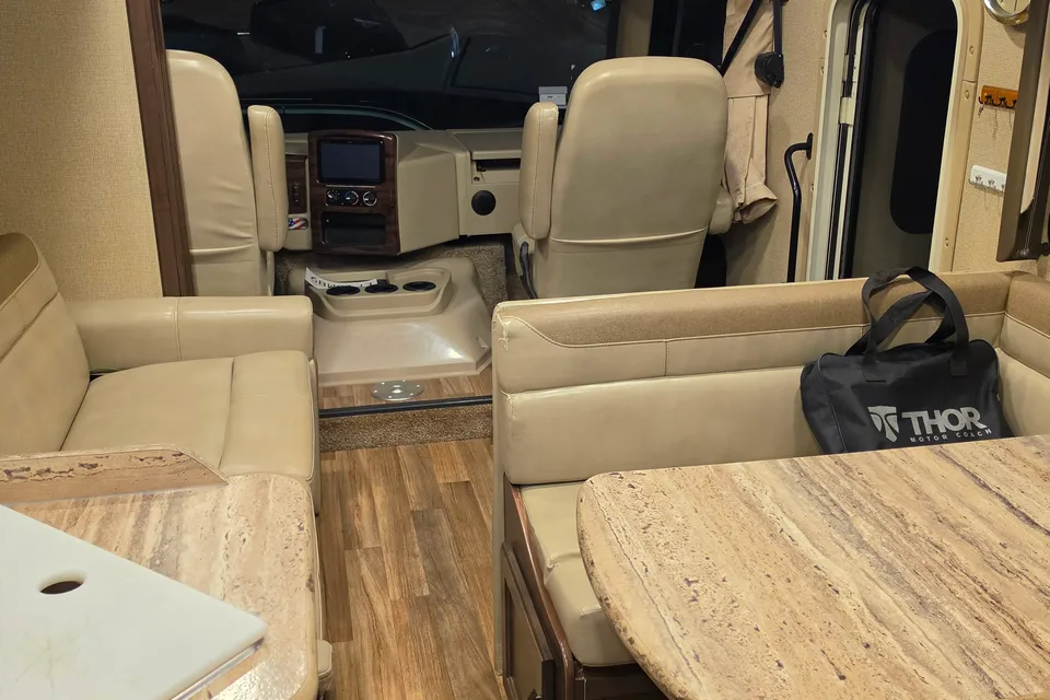 Spacious 32’ Class A – Sleeps 6, Fully Stocked