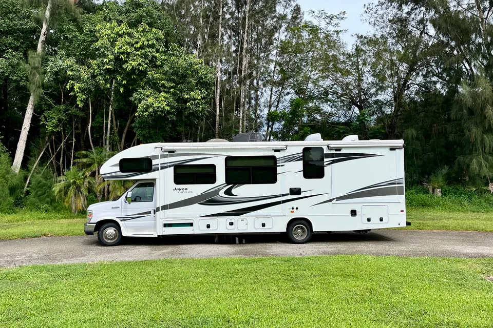 The Hawk - Spotless Family-Ready RV Sleeps 8 owner maintained