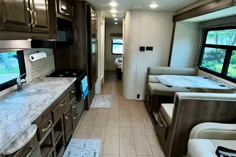 The Hawk - Spotless Family-Ready RV Sleeps 8 owner maintained