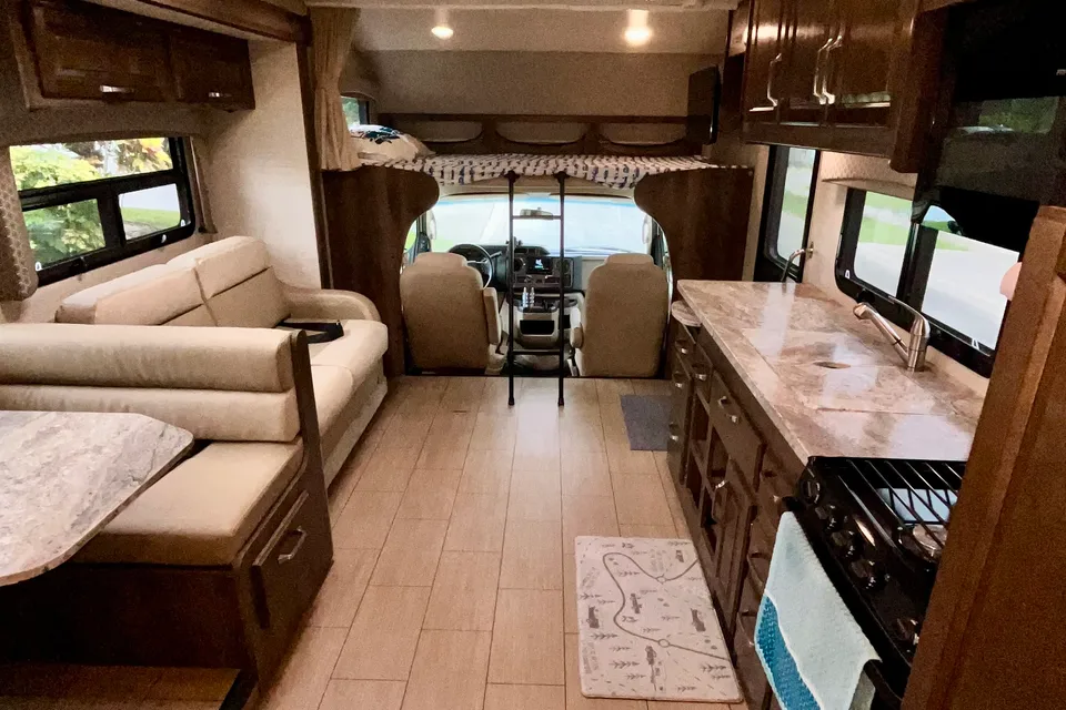 The Hawk - Spotless Family-Ready RV Sleeps 8 owner maintained