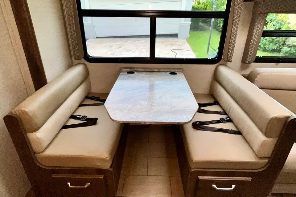 The Hawk - Spotless Family-Ready RV Sleeps 8 owner maintained